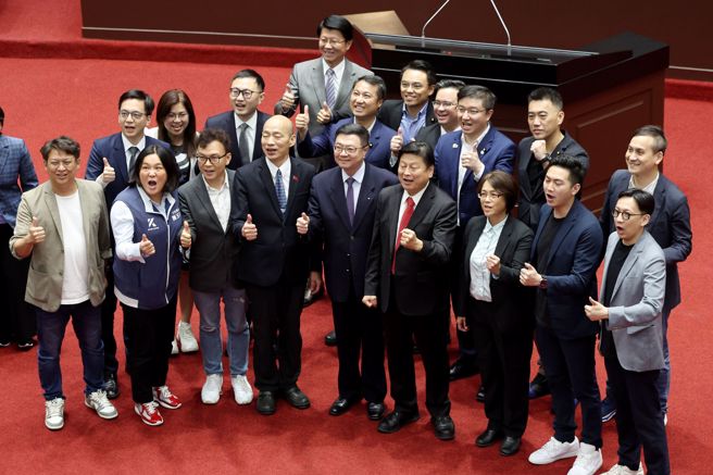 立法院第11屆第一會期16日結束，行政院長卓榮泰前來致意，與立委合影。（杜宜諳攝）