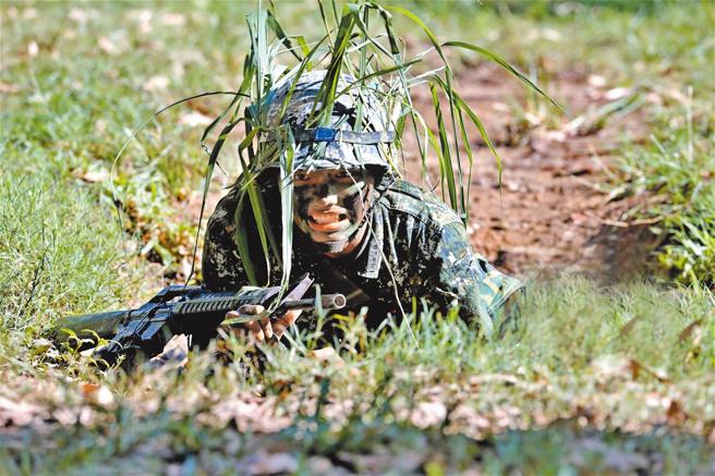 国防部昨日说明「国军预防热伤害应处作为」，表示国军于每年4月底前完成全军人员热伤害合格签证作业，并落实官兵热伤害防治宣导及相关防护演练，有效预防热伤害。
（本报资料照片）