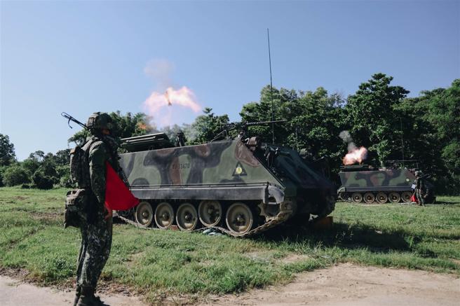  火力连运用120迫炮及81迫炮进行火力支援，精准命中目标区。（记者袁铭骏摄）