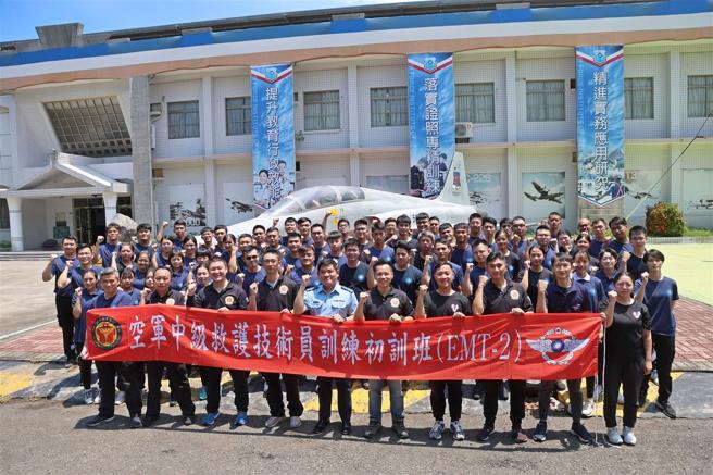  「空军中级救护技术员训练初训班（EMT-2）」昨日在举行期末鑑测后圆满结业，学员共接受为期280小时的专业与实作课程，厚实部队紧急医疗救护能量。（记者孙建屏摄）