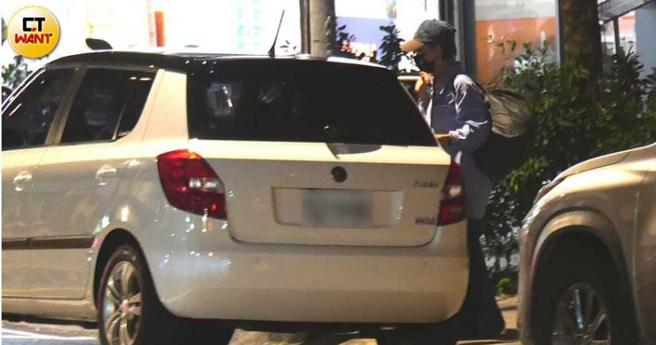 本月12日晚上9点多，吴婉君开车停到赵骏亚家路口的停车格，并从后座拿了一个黑色行李包及随身帆布包离开。（图／本刊摄影组）