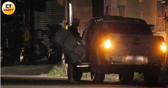 赵骏亚独自到一间类似仓库的地方拿了一包装备放进车内。（图／本刊摄影组）