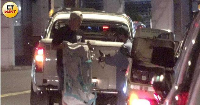 两人驱车抵达吴婉君停车的地方，赵骏亚将刚才拿到他车上的大包装备搬下车。（图／本刊摄影组）