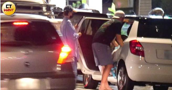 赵骏亚再将大包装备移至吴婉君的后座内，吴婉君则在旁边顾门。（图／本刊摄影组）