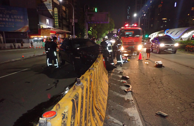 西屯区臺湾大道三段快车道16日深夜发生一起死亡车祸。( 叶庭欣/翻摄 )