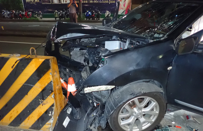 西屯区臺湾大道三段快车道16日深夜发生一起死亡车祸。( 叶庭欣/翻摄 )