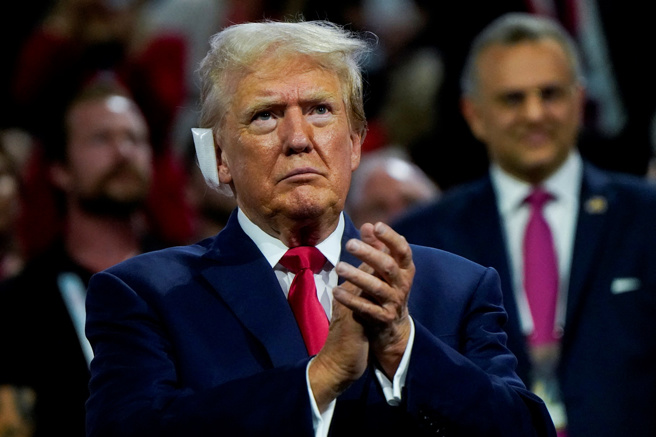 美国接获伊朗试图暗杀川普的情报，特勤局因此升级川普的维安措施，但仍没防到13日在户外造势大会上持长枪枪击川普的20岁白人男子库克斯（Thomas Matthew Crooks）。（路透社）