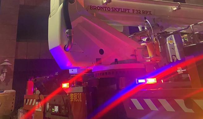 郑女悬挂在6楼自家外阳台，民眾发现报案，警消获报后驰援送医。（民眾提供）