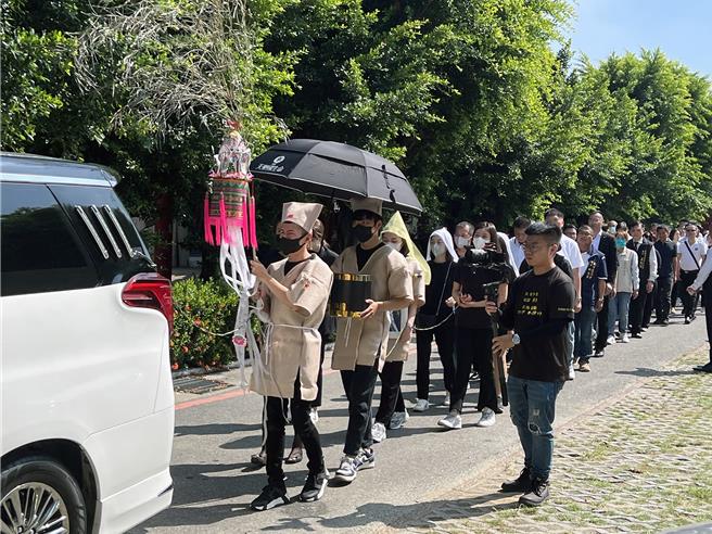 南市区渔会理事长林士杰8日被枪击身亡，17日上午有上百名林士杰的亲朋好友到场送他最后一程，场面低调而隆重。（洪荣志摄）