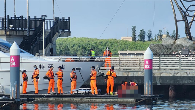 惊见皮包和高跟鞋搁在堤上，随后澎湖亚果游艇码头发现女浮尸。（许逸民摄）