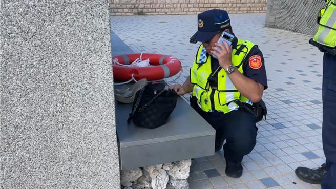 海堤上发现女子的皮包和高跟鞋。（许逸民摄）