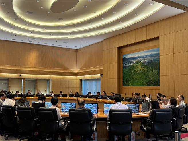 新北市觀光旅遊局今（17）日在市政會議上以「龘上旅程　龍旅行大運」為主題，指出將在現有觀光基礎三環六線內持續推動觀光作為。新北市長侯友宜則說，觀旅局很辛苦、承擔責任非常重，但新北沿海觀光景點的住宿率仍偏弱，「希望能夠留住人，多住幾天帶動經濟發展」。（柯毓庭攝）