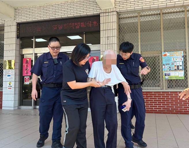 买午餐偶遇迷路老翁招手，实习警热心助返家。(警方提供／吕筱蝉桃园传真)