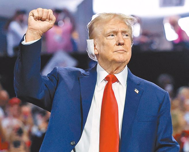 前美国总统川普声势上涨，图为他15日在共和党全国代表大会，举起代表「战斗」的拳头手势。（路透）