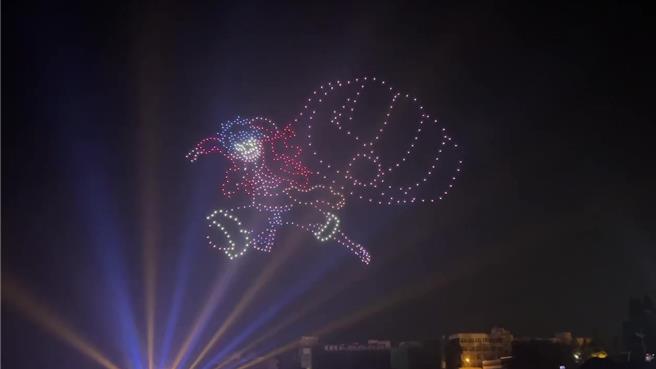 花火无人机遭干扰搅局又停电，澎湖16日夜很落漆。图为16日晚上花火节升空的无人机前段图案，虽不完全但还可辨认。（许逸民摄）