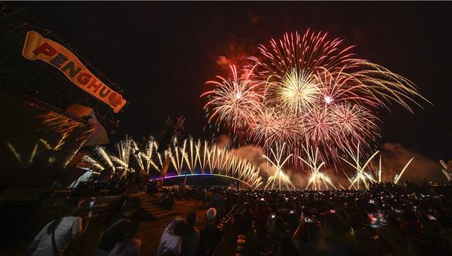 花火无人机遭干扰搅局又停电，澎湖16日夜很落漆。图为16日晚上花火节的花火正常施放。（澎湖县政府提供／许逸民澎湖传真）