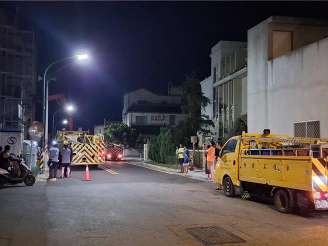 花火无人机遭干扰搅局又停电，澎湖16日夜很落漆。图为16日深夜台电紧急待命班在马公市西卫中路抢修更换故障的变压器。（许逸民摄）