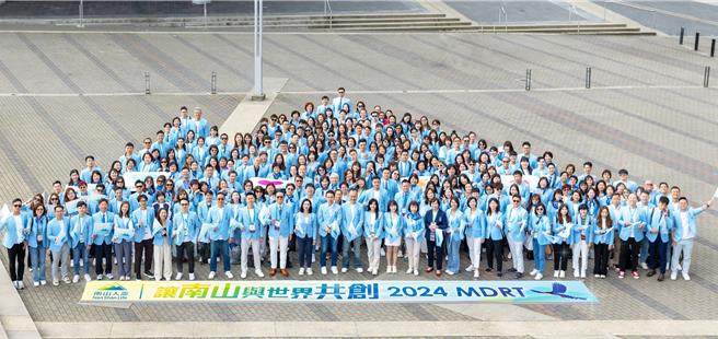 今年共計有278位南山人壽業務菁英參與在溫哥華舉辦的MDRT國際年會，一同身穿代表年輕活力的天鋒藍制服亮眼出席。(南山人壽提供／洪凱音台北傳真)