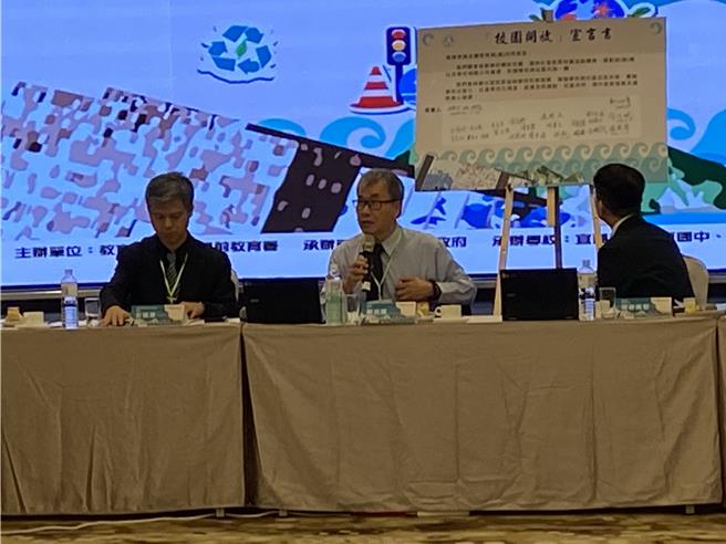 教育部长郑英耀（中）今天在宜兰主持全国教育局处长会议。（林志成摄）