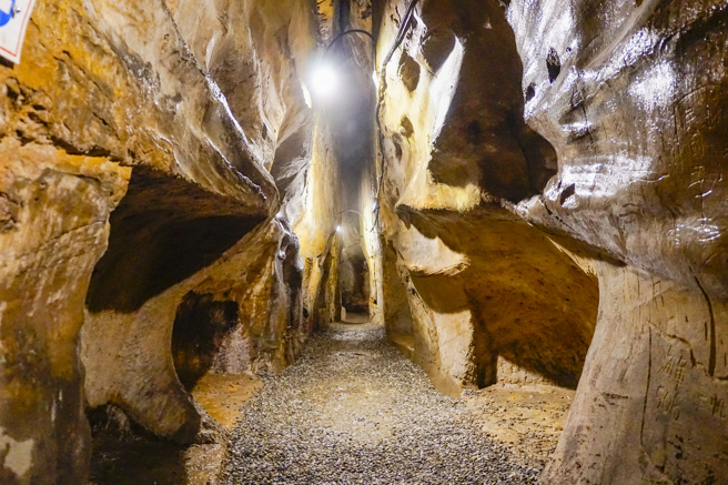 仙洞巖是基隆最大的海蚀洞，即为知名的「一线天」。（图／基隆市文化观光局提供）