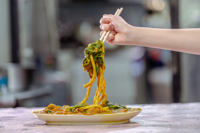 咖哩沙茶炒麵是基隆独有的特色美味。（图／基隆市文化观光局提供）