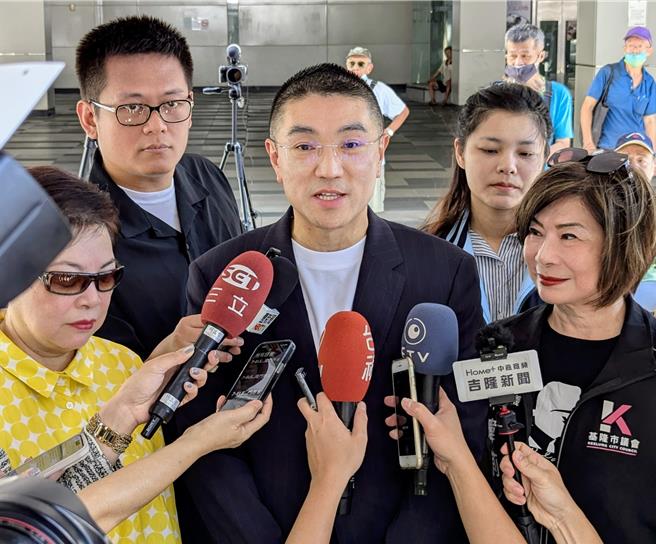 基隆市长谢国梁（中）表示，基隆市选委会依《选罢法》相关规定依法行政，对外界的质疑和意见，会协助反映给选委会考量。（张志康摄）