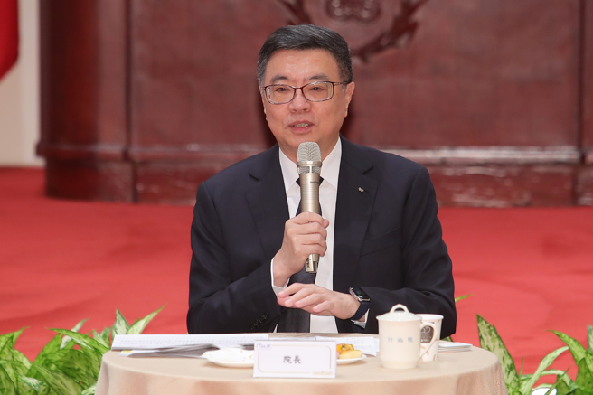 行政院長卓榮泰17日在院內與媒體茶敘，並回應相關時事議題。（黃世麒攝）