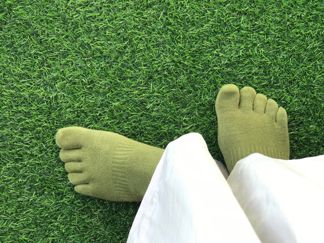 一名女网友分享第一次穿上五趾袜时，五只脚趾被掰开、透气的舒适感，让她觉得超爽。（示意图：shutterstock／达志）