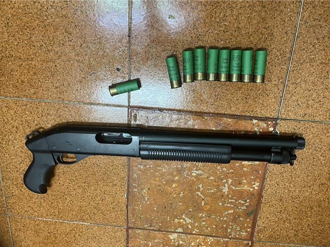 警方于张嫌住处中查获枪毒，其中1把为美制雷明顿870霰弹枪。（翻摄照片／洪靖宜高雄传真）