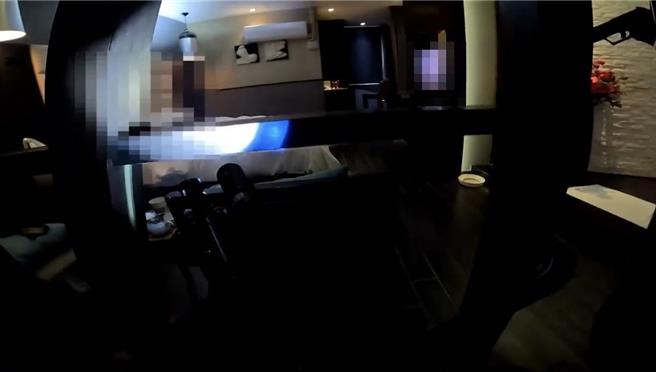 高雄1名刘姓嫌犯涉嫌拥枪自重和持有大量毒品，警方日前到屏东1家汽车旅馆准备逮人。（翻摄照片／洪靖宜高雄传真）