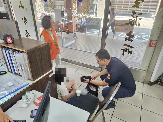 郭女到派出所求助，員警急召救護車將她送醫。（警方提供）