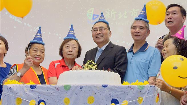 新北市长侯友宜与当月寿星志工一同庆生。（吕健豪摄）