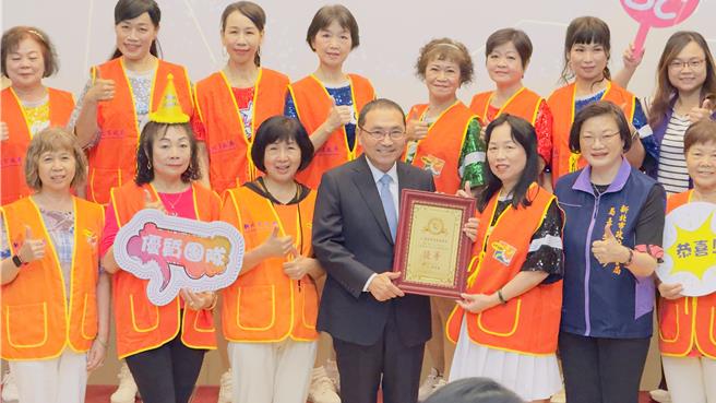 新北市长侯友宜颁发奖状给或表扬的机关。（吕健豪摄）