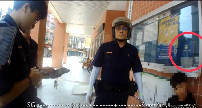 中山路派出所副所长罗胜昌（中）逮捕沈姓车手。（淡水警分局提供）