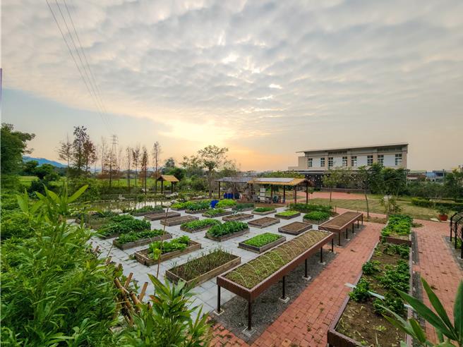 公馆乡仁安社区发展协会改善活动中心照顾据点旁的绿地空间，重新打造为友善长者及提供环教体验教学的多元机能场域。（水保署提供／李京升苗栗传真）