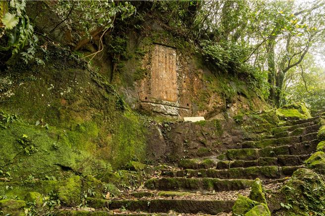 新北市觀旅局今（17）日在市政會議上指出，知名景點淡蘭古道將在年底推出「觀光數位孿生服務」沈浸式體驗，將淡蘭古道「金字碑古道」、「坪溪古道」、「四堵古道」三條路線運用高解析全景影像、串場影片和數位建模，呈現古道多樣風貌。（新北市觀旅局提供）