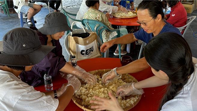 艺术创作者到猫公部落制作酒酿。（林保署花莲分署提供／王志伟花莲传真）