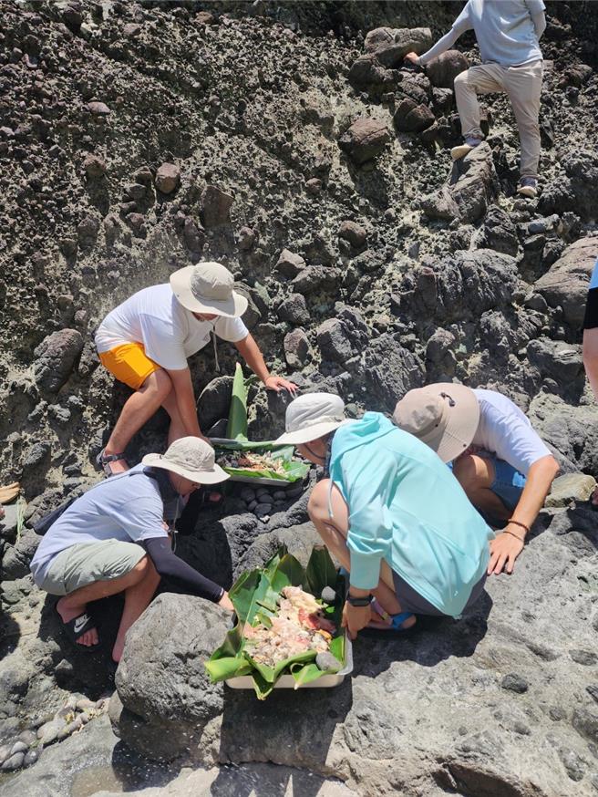 艺术家就地取材制作「石头火锅」。（林保署花莲分署提供／王志伟花莲传真）