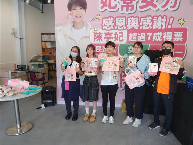 立委陳亭妃17日在服務處頒獎給「妃熊厲害，台南第一」的LOGO設計圖檔得獎人。（陳亭妃服務處提供／寶智華台南傳真）