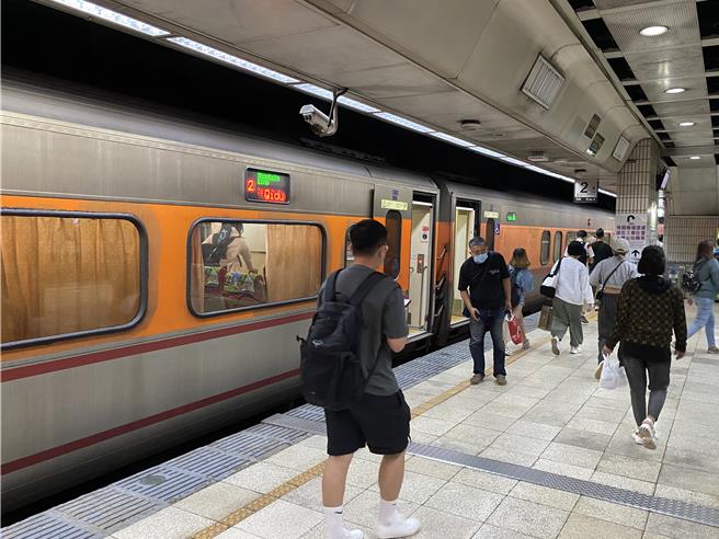台铁将推出常客优惠与2款定期票，取代电子票证9折优惠。（本报资料照片）