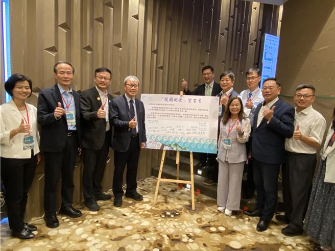 教育部長鄭英耀（左四）和全國教育局處長共同簽署「校園開放宣言」。（林志成攝）