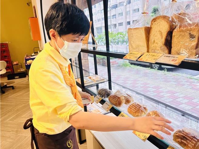 刷喜憨儿星展认同卡捐款支持憨儿工作训练。（林雅惠摄）