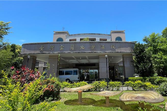 宜蘭縣江姓男子當詐騙集團車手涉洗錢遭起訴，但宜蘭地方法院認為江男是遭設局才提供帳戶，判處江男無罪。（李忠一攝）