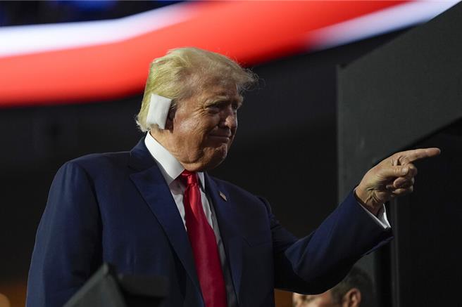 美國前總統、共和黨總統候選人川普接受美媒訪問時，稱美國數十年來都為台灣提供保護，台灣應為此埋單。（美聯社）