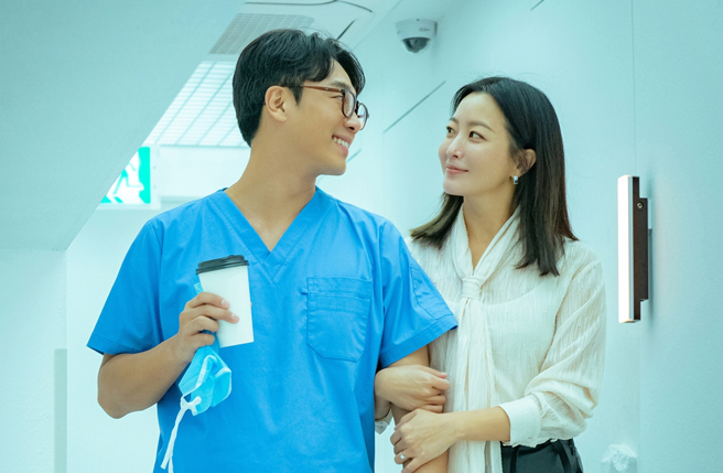 金喜善和金南喜在剧中饰演假面夫妻。（图／龙华电视提供）