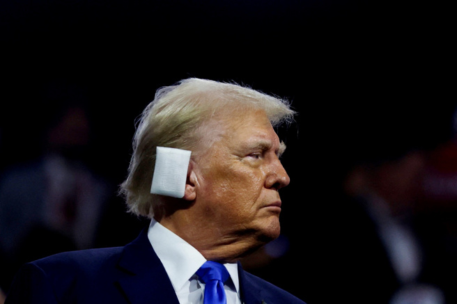 美国前总统川普遇刺受伤，16日公布的最新民调显示，川普支持率仅些微超前拜登2个百分点，两人差距在误差范围内，显示川普遇刺并未激发更多选民支持。图为川普16日戴纱布出席共和党全代会。（路透社）