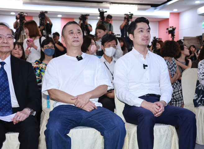 台北市长蒋万安（右）和邰智源（左）17日出席「拒绝菸害　享受纯净生活」记者会，蒋万安在活动现场爆料了邰智源拍摄短片的小秘密，表示非常佩服。邰智源则大讚市长顏值高、有明星架势，并开玩笑说「不如我们一起去大巨蛋开演唱会！」（罗永铭摄）