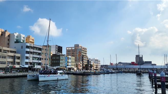 32岁小水手接力驾2帆船，逆时针跳岛环台，17日早从澎湖马公亚果游艇港出发，航向望安。（许逸民摄）