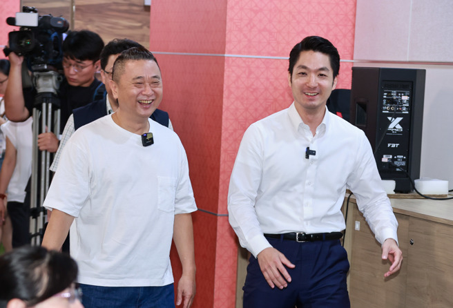  台北市长蒋万安（右）和邰智源（左）17日出席「拒绝菸害　享受纯净生活」记者会，蒋万安在活动现场爆料了邰智源拍摄短片的小秘密，表示非常佩服。邰智源则大讚市长顏值高、有明星架势，并开玩笑说「不如我们一起去大巨蛋开演唱会！」（罗永铭摄）