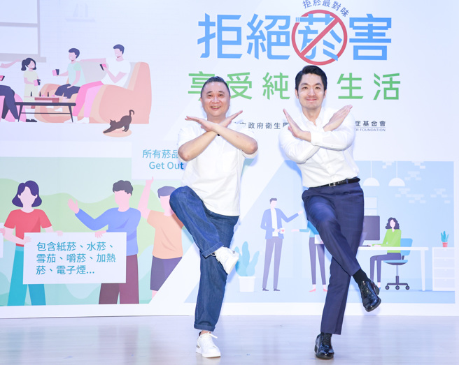  台北市长蒋万安（右）和邰智源（左）17日出席「拒绝菸害 享受纯净生活」记者会，蒋万安在活动现场爆料了邰智源拍摄短片的小秘密，表示非常佩服。邰智源则大讚市长顏值高、有明星架势，并开玩笑说「不如我们一起去大巨蛋开演唱会！」（罗永铭摄）